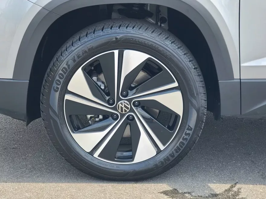 2025 Volkswagen Taos SE photo 1