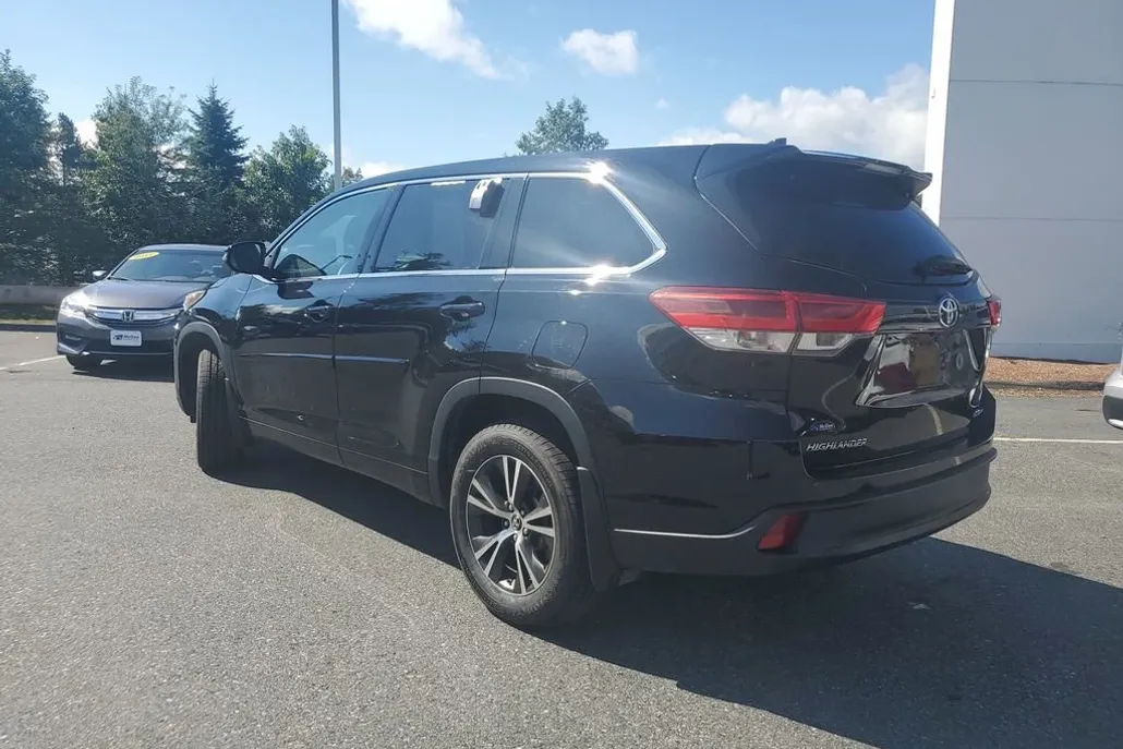 2017 Toyota Highlander LE Plus photo 1