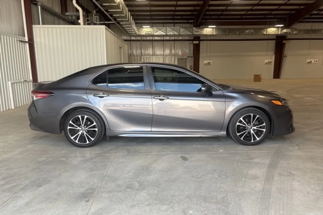 2018 Toyota Camry L photo 1