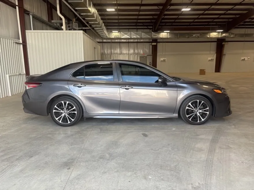 2018 Toyota Camry L photo 1