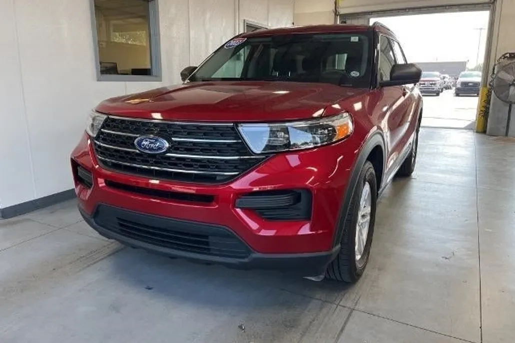 2023 Ford Explorer XLT photo 1