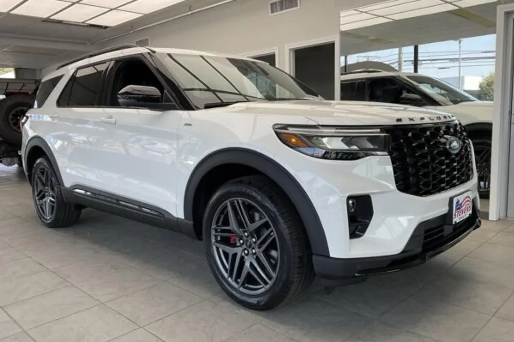 2025 Ford Explorer photo 1