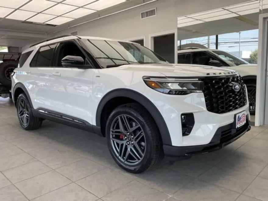 2025 Ford Explorer photo 1