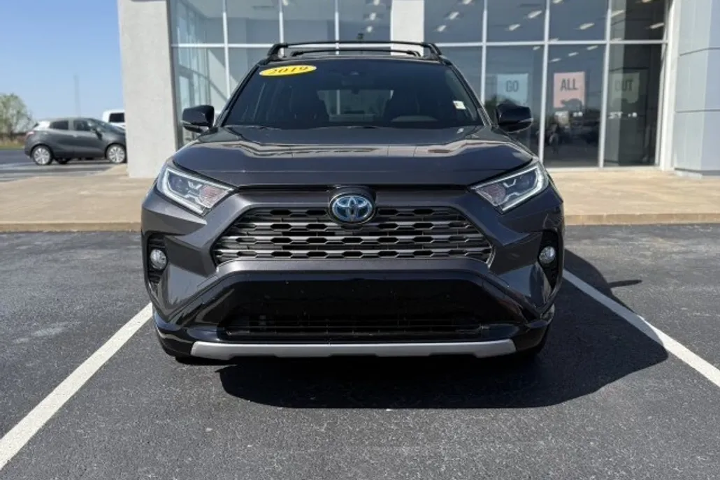 2019 Toyota RAV4 Hybrid XSE photo 1