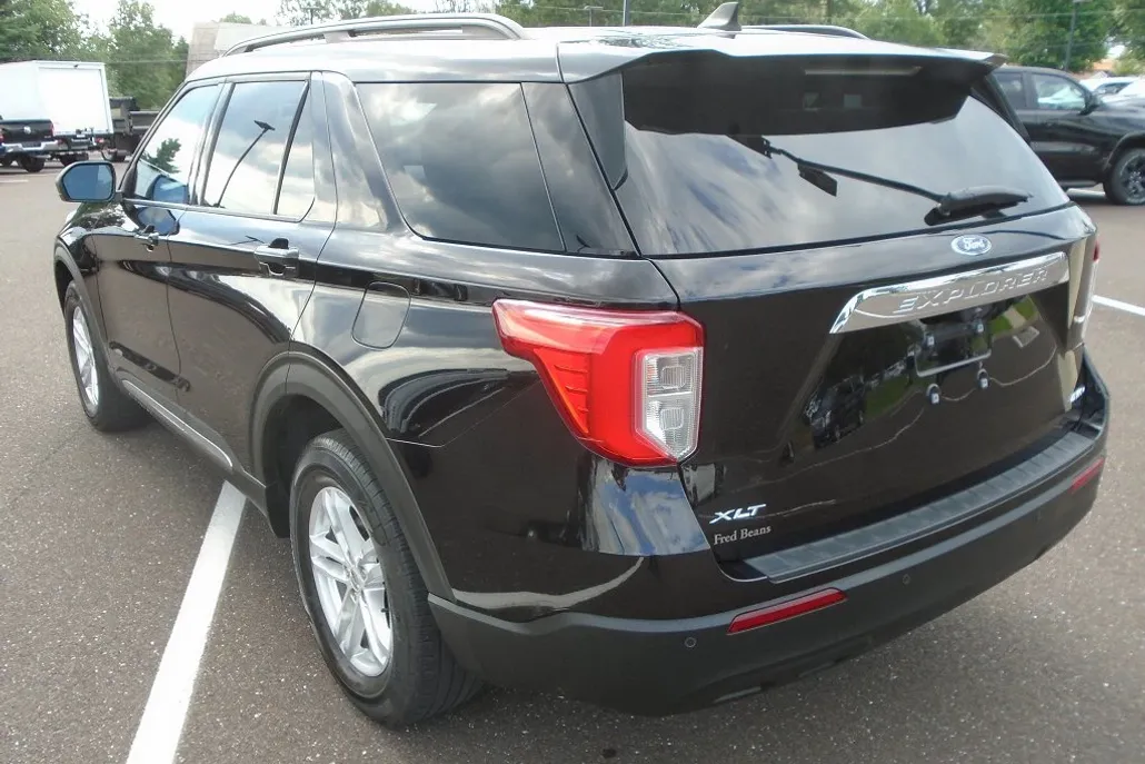 2022 Ford Explorer XLT photo 1
