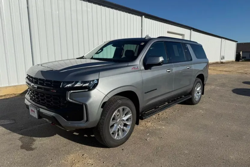 2023 Chevrolet Suburban Z71 photo 1