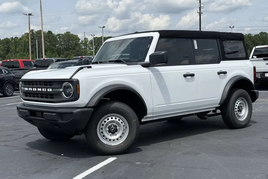 2025 Ford Bronco Base photo 1