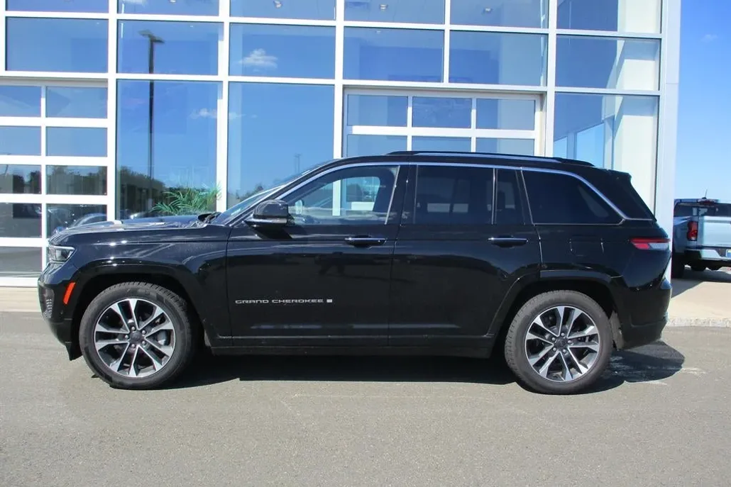 2023 Jeep Grand Cherokee Overland photo 1