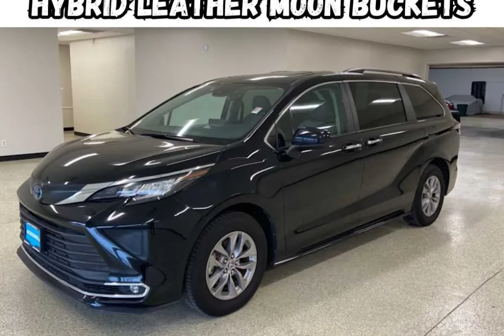2023 Toyota Sienna XLE photo 1
