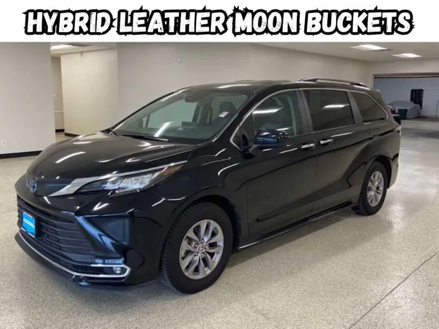 2023 Toyota Sienna XLE photo 1