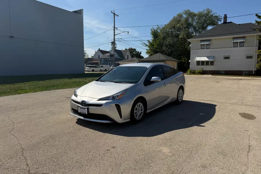 2021 Toyota Prius LE photo 1