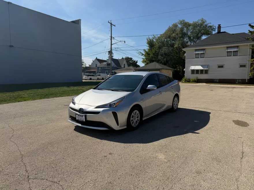 2021 Toyota Prius LE photo 1