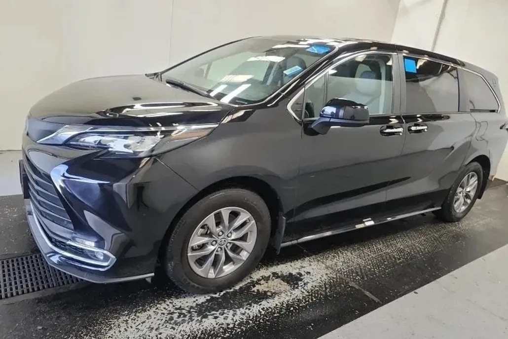 2024 Toyota Sienna XLE photo 1