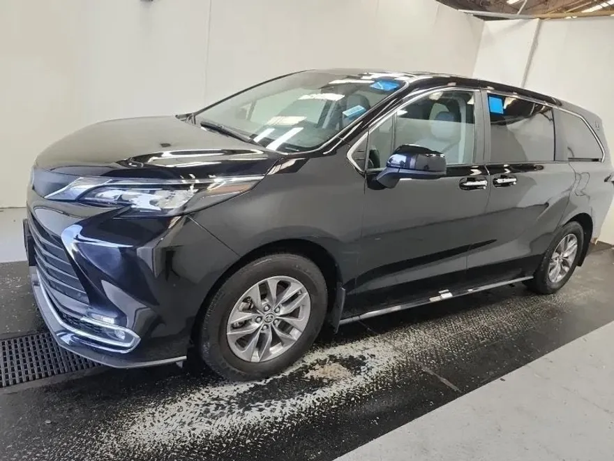2024 Toyota Sienna XLE photo 1