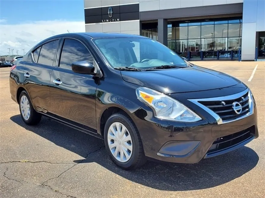 2017 Nissan Versa 1.6 SV photo 1