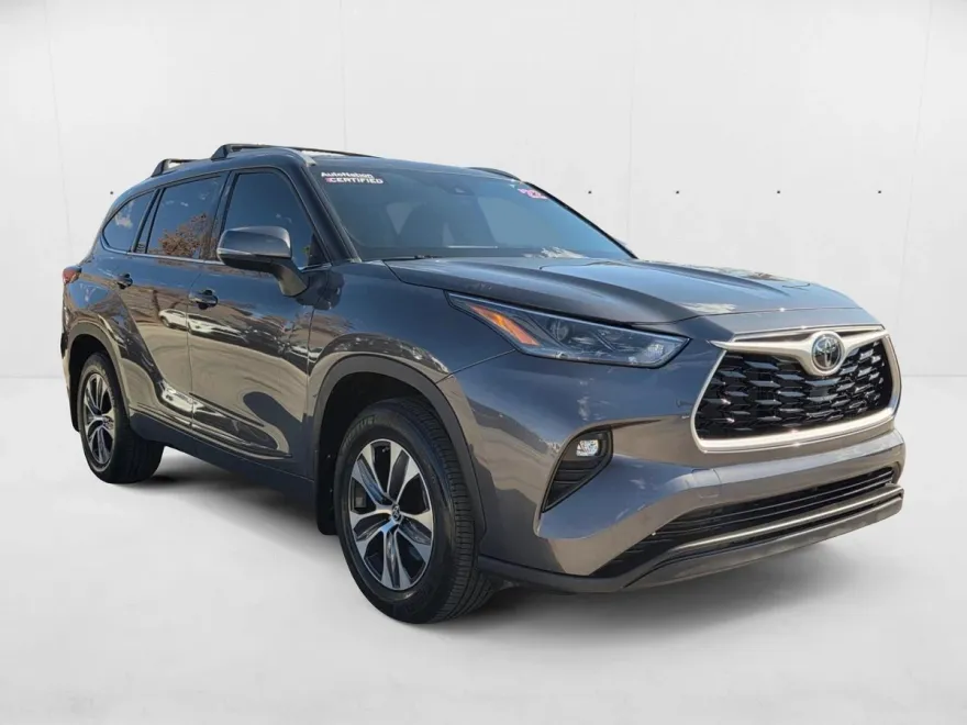 2022 Toyota Highlander XLE photo 1