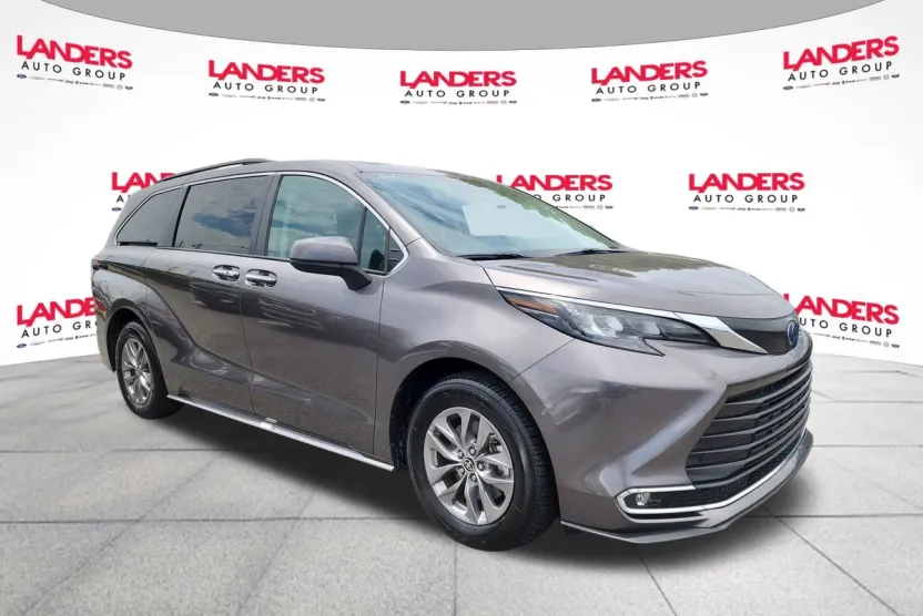 2024 Toyota Sienna XLE photo 1