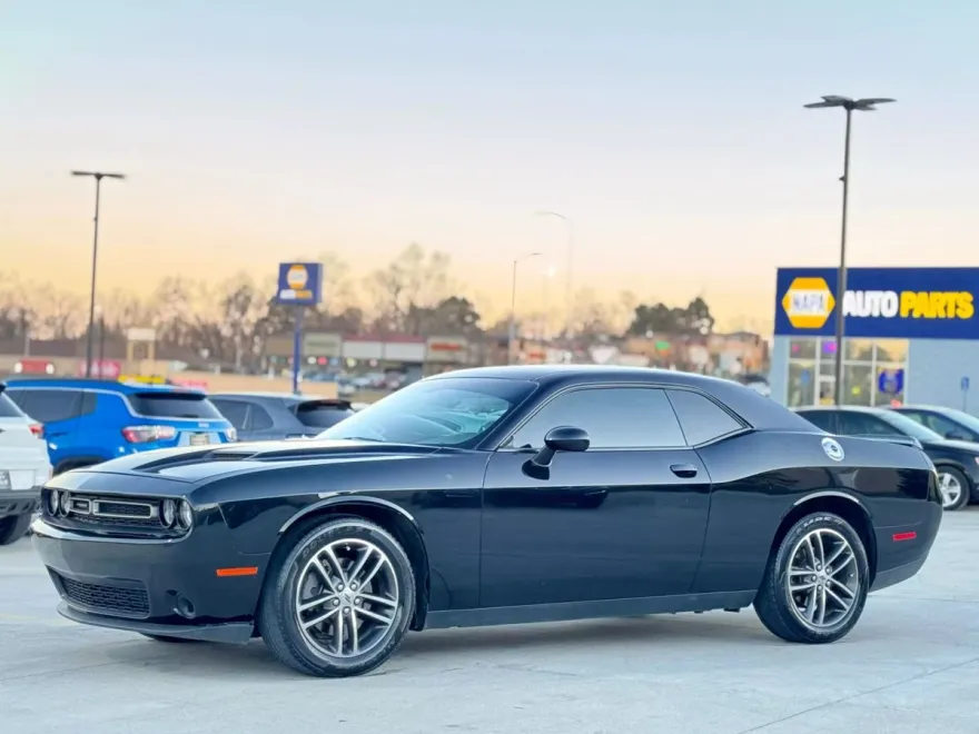 2019 Dodge Challenger SXT photo 1