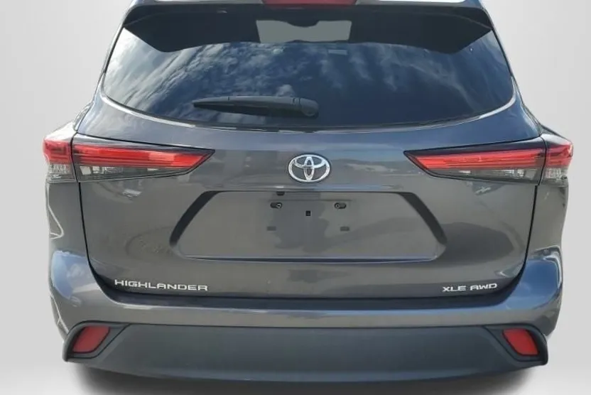2021 Toyota Highlander XLE photo 1
