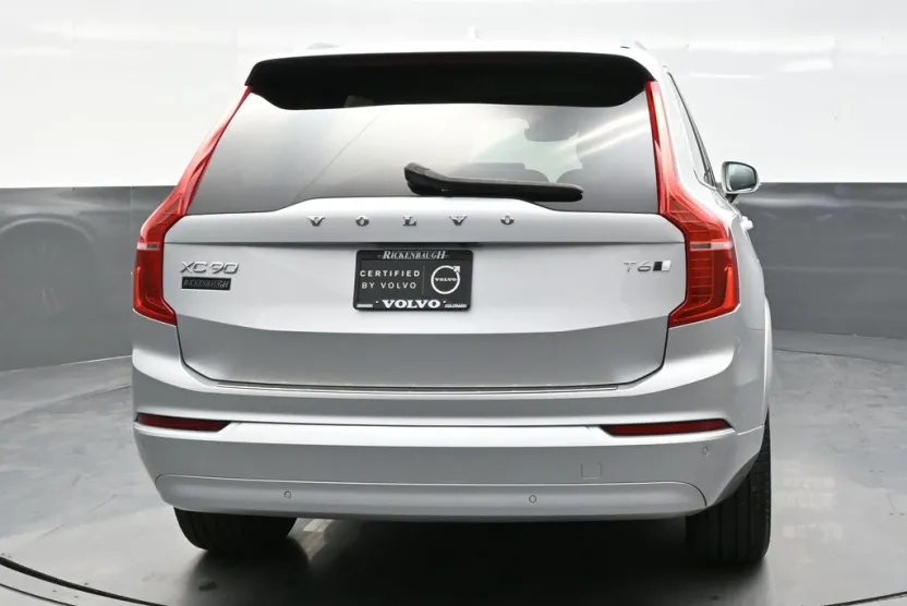 2022 Volvo XC90 T6 Momentum photo 1