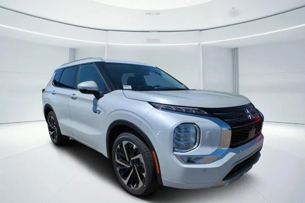 2025 Mitsubishi Outlander SEL photo 1
