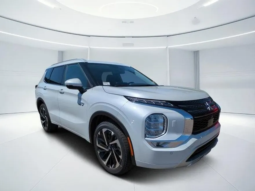 2025 Mitsubishi Outlander SEL photo 1