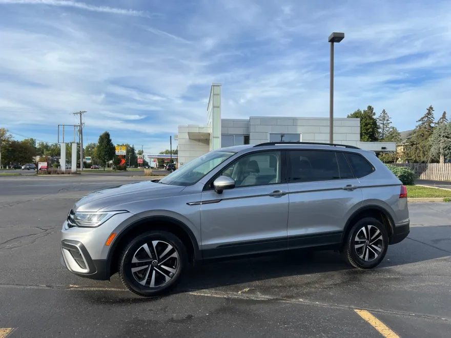 2022 Volkswagen Tiguan S photo 1