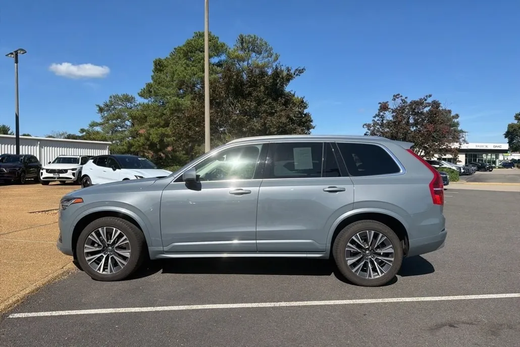 2022 Volvo XC90 T6 Momentum photo 1
