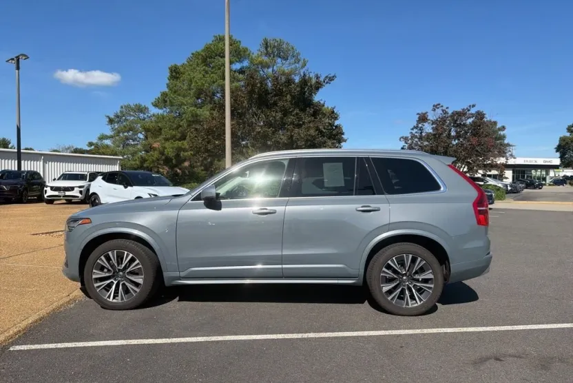 2022 Volvo XC90 T6 Momentum photo 1