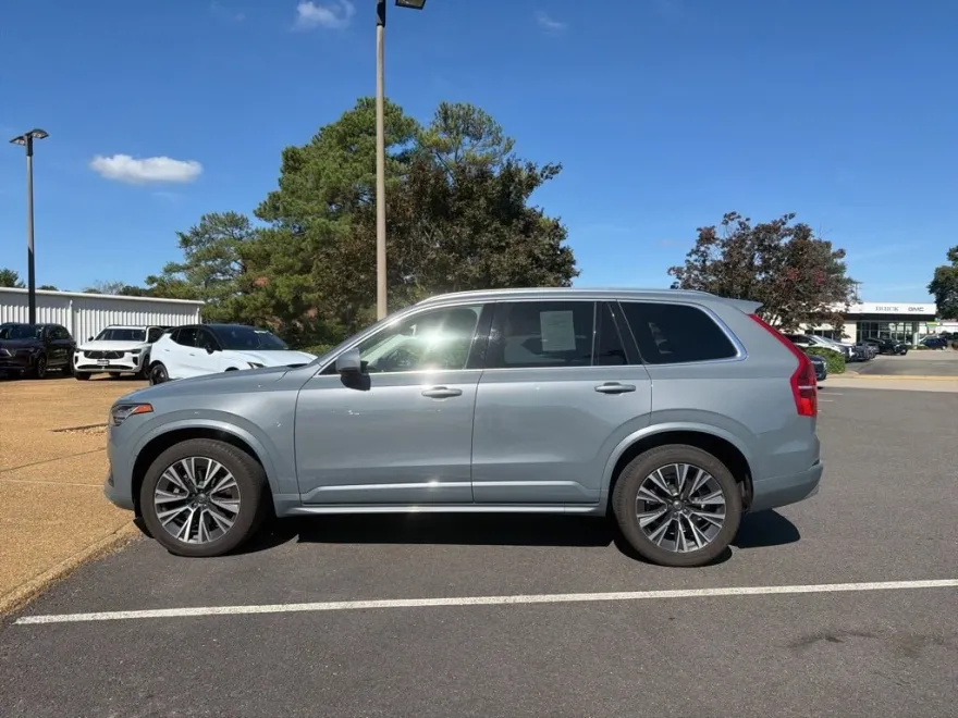 2022 Volvo XC90 T6 Momentum photo 1