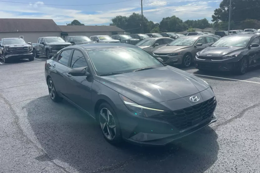 2023 Hyundai Elantra SEL photo 1