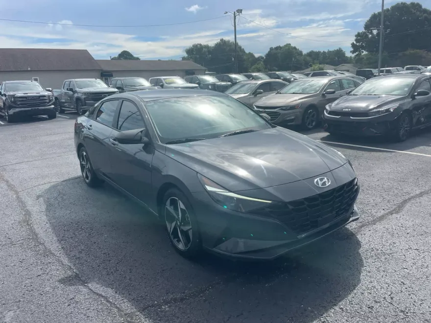 2023 Hyundai Elantra SEL photo 1