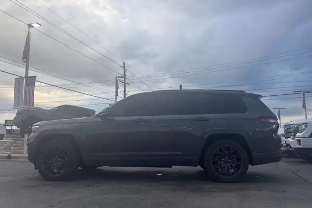 2023 Jeep Grand Cherokee L Summit photo 1