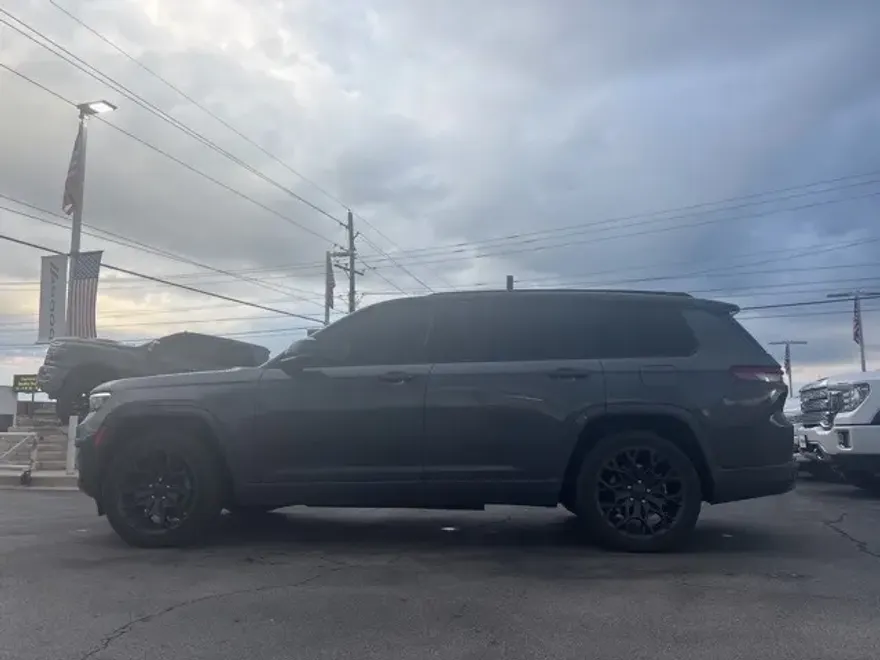 2023 Jeep Grand Cherokee L Summit photo 1