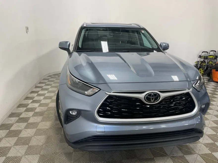 2022 Toyota Highlander XLE photo 1
