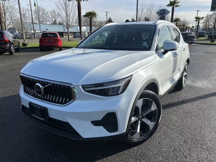 2025 Volvo XC40 Core photo 1