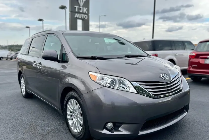 2016 Toyota Sienna XLE photo 1
