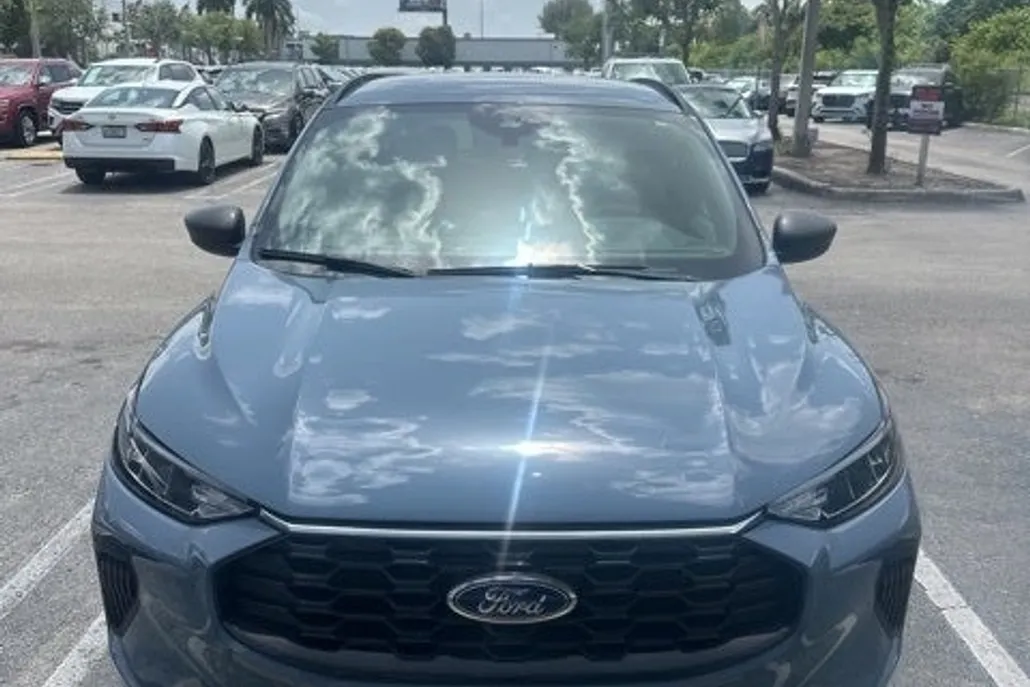 2023 Ford Escape Hybrid ST-Line photo 1