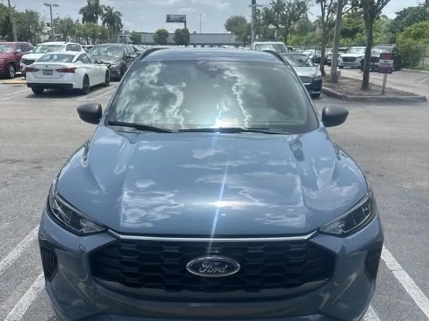 2023 Ford Escape Hybrid ST-Line photo 1