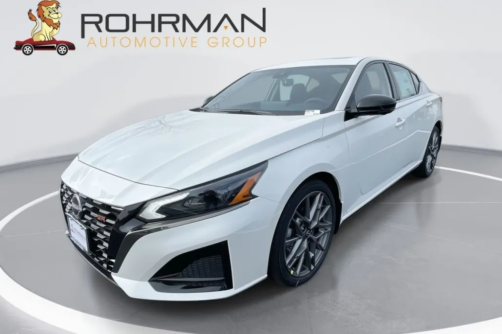 2024 Nissan Altima SR photo 1