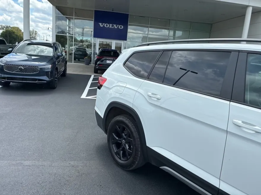 2024 Volkswagen Atlas Peak Edition SE Technology photo 1