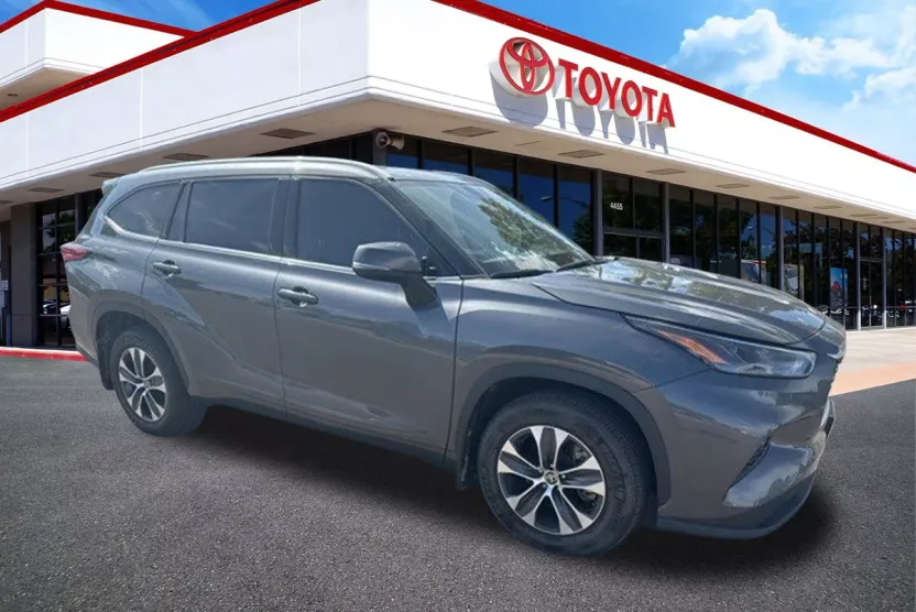 2022 Toyota Highlander XLE photo 1