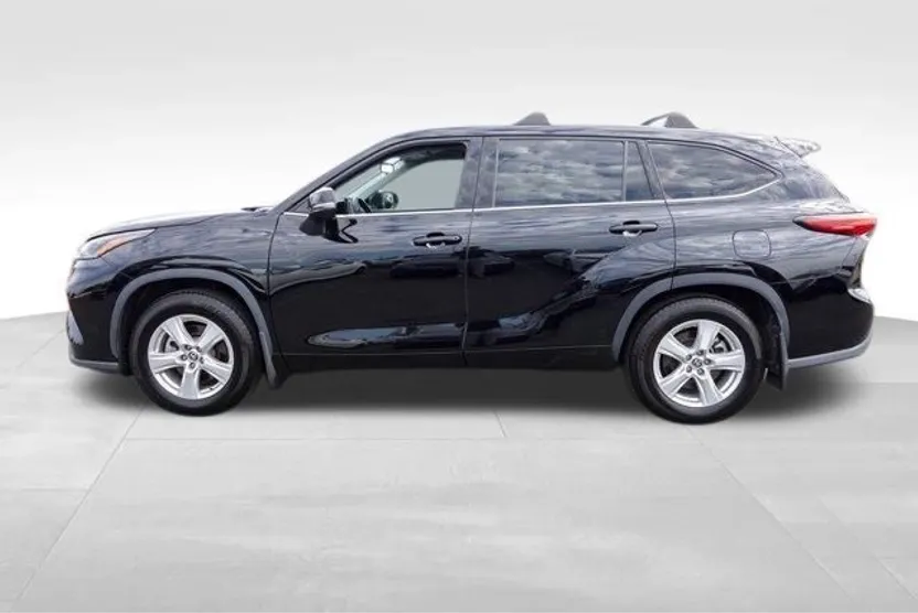 2022 Toyota Highlander LE photo 1
