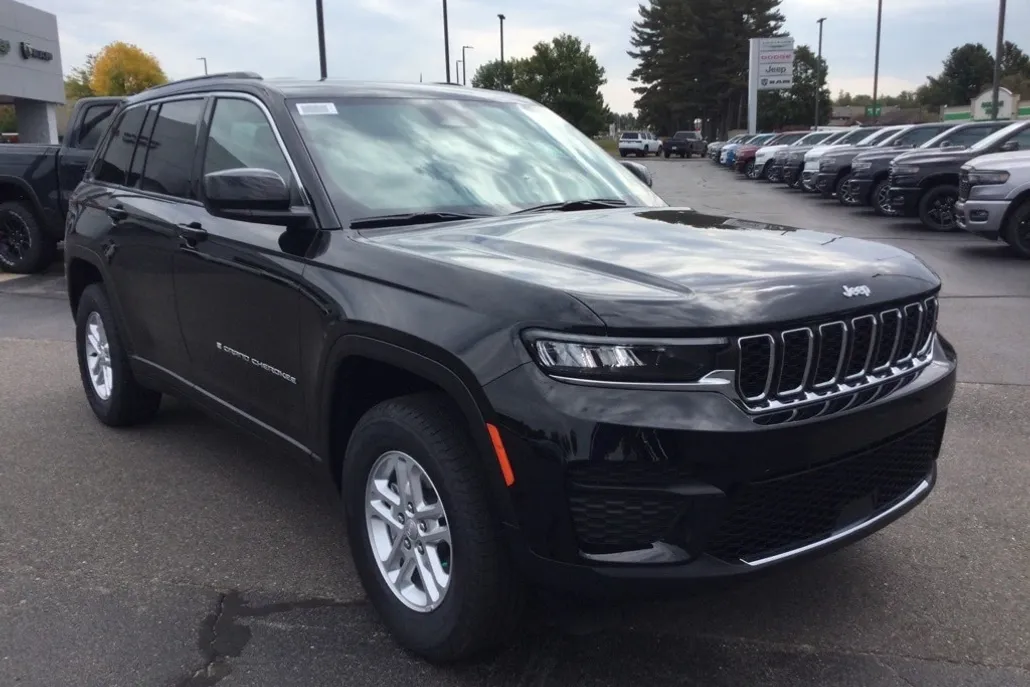 2025 Jeep Grand Cherokee Laredo photo 1