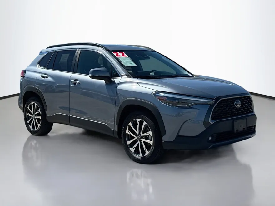 2022 Toyota Corolla Cross XLE photo 1