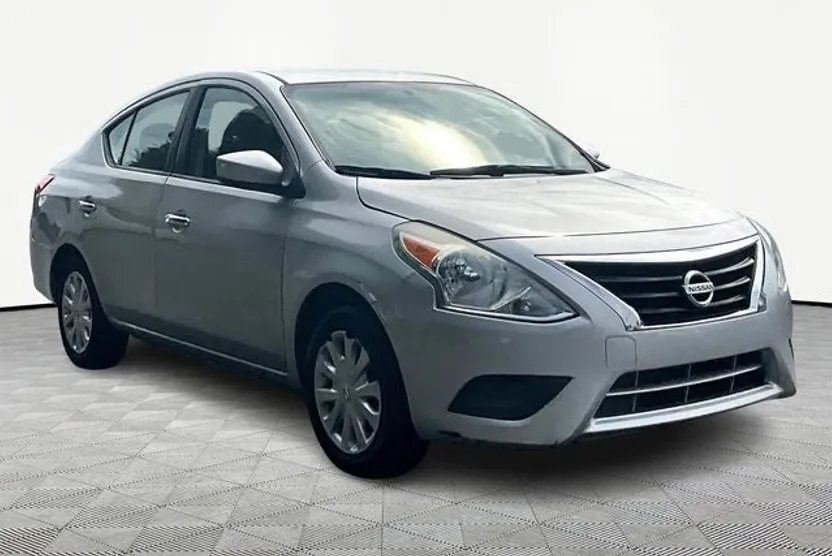 2016 Nissan Versa SV photo 1