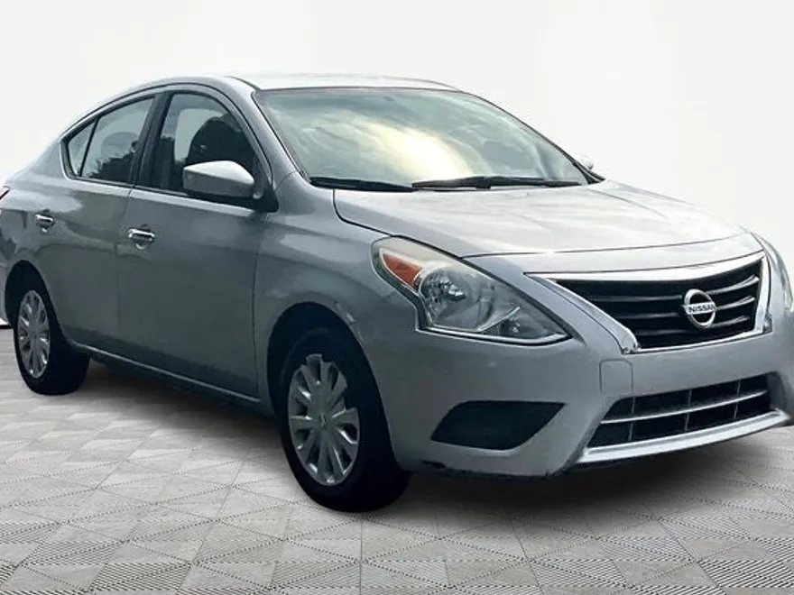 2016 Nissan Versa SV photo 1