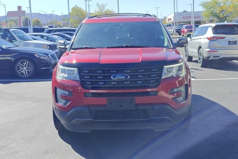 2017 Ford Explorer XLT photo 1
