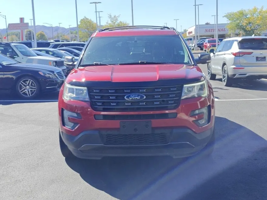 2017 Ford Explorer XLT photo 1