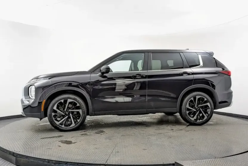 2024 Mitsubishi Outlander SE photo 1